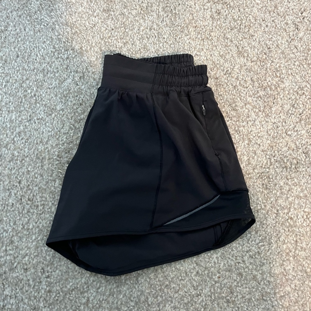 Lululemon Hotty Hot 4” LR shorts - Black - Size 6 - EUC